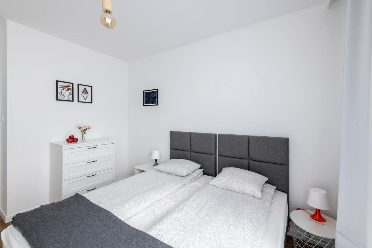 - Aparts Wlochy Apartment *